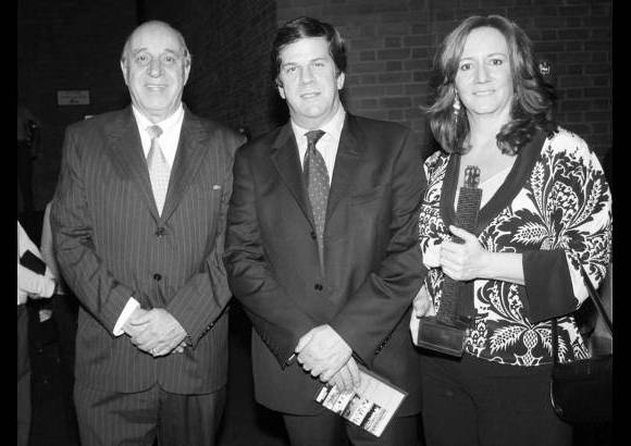 Archivo - Junto a Roberto Pombo de El Tiempo en una entrega del premio El Colombiano Ejemplar.