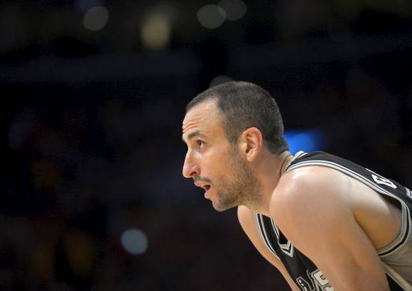 AP - Manu Ginóbili, el argentino, es la gran cuota de experiencia en los Spur para iniciar la gran final este jueves.