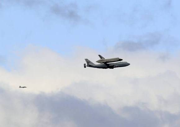 Foto AP - El Enterprise lleg&#243; acoplado a un Boeing 747 de la Nasa. Aterrizaje en JFK declar&#243; la Nasa en Twitter.