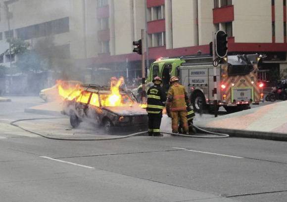Rubén Tangarife - Un Renault 18 se incendió en el cruce de la Avenida Oriental con la calle Maracaibo.
