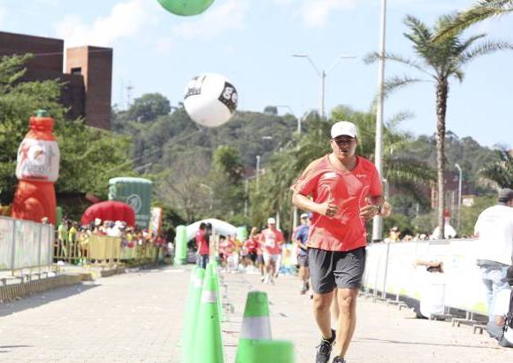 Esteban Jaramillo y Sebasti&#225;n Salazar - M&#225;s de 10 mil competidores se dieron cita en esta hist&#243;rica cita deportiva que se corr&#237;a en las modalidades de 5, 10, 21 y 42 kil&#243;metros.