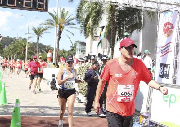Esteban Jaramillo y Sebasti&#225;n Salazar - M&#225;s de 10 mil competidores se dieron cita en esta hist&#243;rica cita deportiva que se corr&#237;a en las modalidades de 5, 10, 21 y 42 kil&#243;metros.