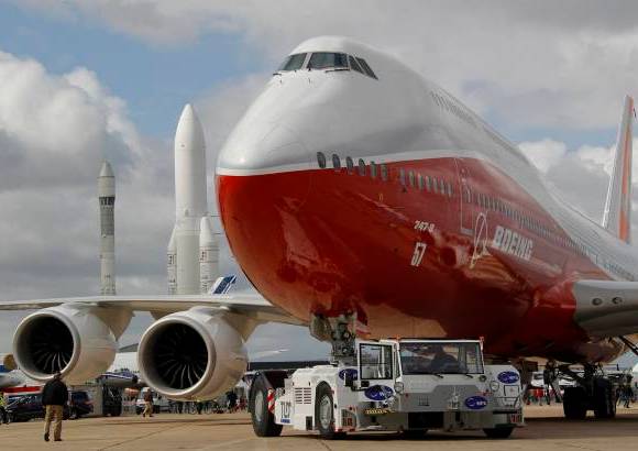 Reuters - El avión mejorado consume menos combustible y ofrece mayor comodidad a los pasajeros. También cuenta con alas nuevas, una nueva cola, motores más punteros y una nueva cabina de piloto.