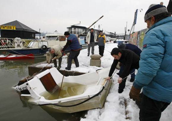 Reuters - Las autoridades están tratando de determinar si la nieve y el hielo que se derriten causarán inundaciones o si la sequía del año pasado, que redujo los niveles de agua del Danubio, reducirá las probabilidades de que eso ocurra.