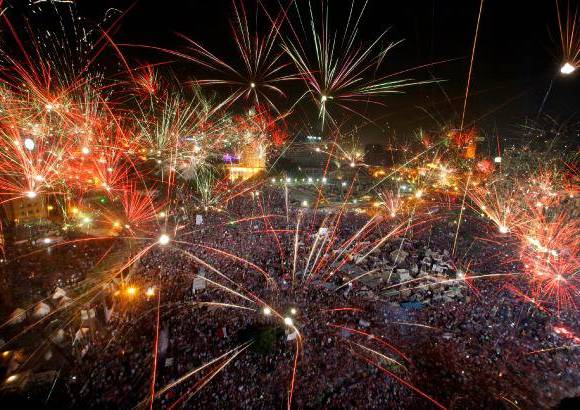 AP - Una explosi&#243;n de j&#250;bilo inund&#243; la cairota plaza Tahrir tras el anuncio del Ej&#233;rcito egipcio.
