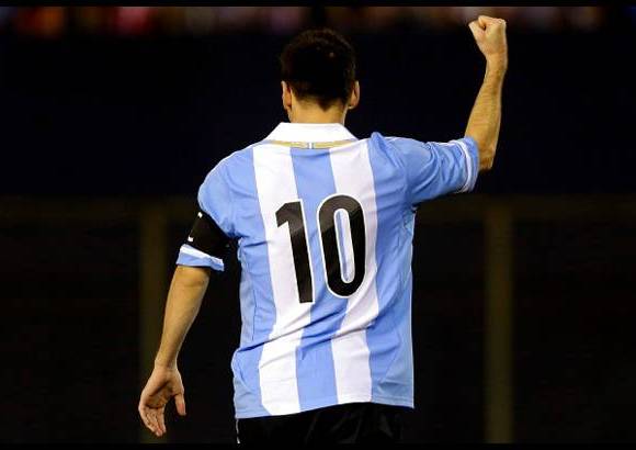 AP - Argentina derrot&#243; por goleada 5-2 a Paraguay y se asegur&#243; el paso al Mundial de Brasil-2014.