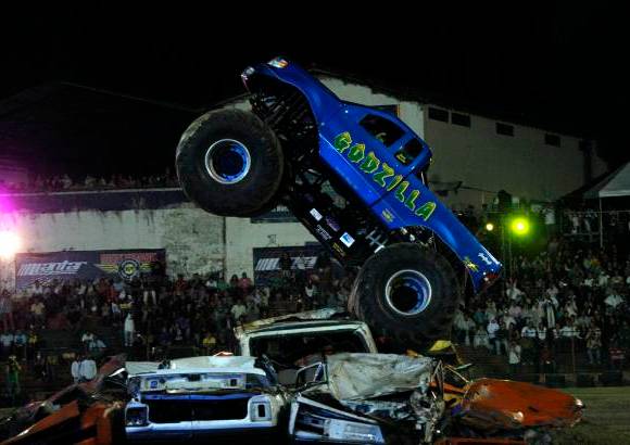 Jaime Pérez - Esos carros con llantas súper grandes, que pasan cuanto obstáculo se les interpone, estuvieron en Colombia y en la cancha de El Dorado en Envigado, se robaron el show. Muchos no creían semejante atrevimiento.