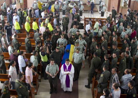 Esteban Vanegas - Familiares, amigos y compa&#241;eros de la instituci&#243;n se hicieron presentes para dar el &#250;ltimo adi&#243;s al patrullero Cristian Camilo R&#237;os Londo&#241;o y Filmar Mateus Medina.