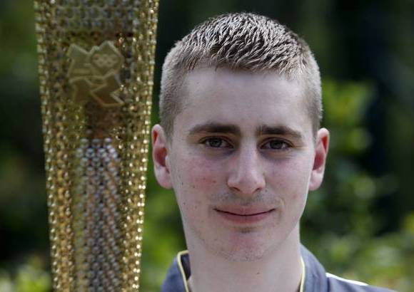 Foto Reuters - Alexander Loukos, el boxeador brit&#225;nico de origen griego, fue el primero en portar la antorcha ol&#237;mpica en el sitio de la antigua Olimpia en Grecia.