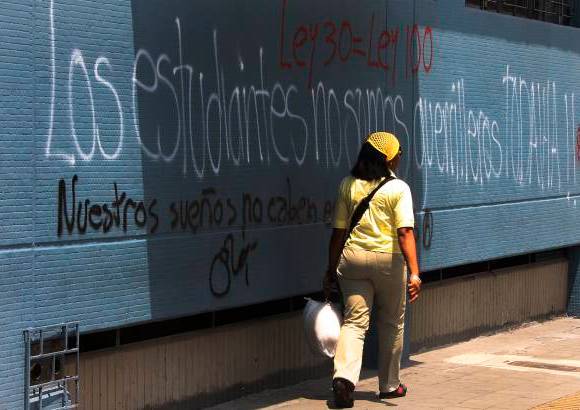 R&#243;binson S&#225;enz - Razones muy de fondo debieron tener los estudiantes del pa&#237;s para marchar el mi&#233;rcoles en todas las ciudades en contra de una ley (la 30) que, argumentan, va encaminada a privatizar la educaci&#243;n. Y hay que decirlo, la protesta fue organizada y se not&#243; la sinceridad de los estudiantes en sus demandas, pero no faltaron los que dejaron su huella de vandalismo.