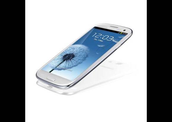 Cortes&#237;a - Tambi&#233;n cuenta con sistema de llamada directa. Si se recibe un mensaje de texto o por chat, se puede sencillamente acercar el tel&#233;fono al o&#237;do y de inmediato se genera la llamada.