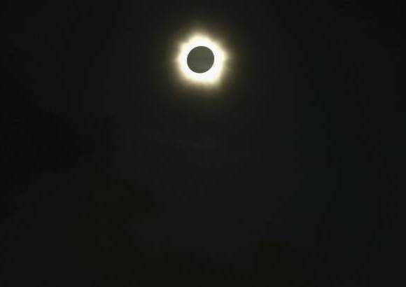 Foto Reuters - Las persistentes nubes que muchos tem&#237;an arruinar&#237;a la vista del eclipse se desvanecieron parcialmente en el estado norte&#241;o de Queensland, para alivio de los espectadores que se congregaron para presenciar la alineaci&#243;n entre el Sol, la Luna y la Tierra.