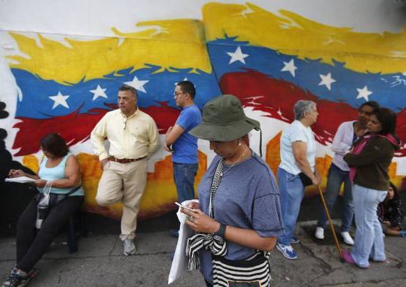 Reuters - La responsable del Poder Electoral record&#243; que est&#225;n prohibidas las actividades proselitistas y de campa&#241;a y anim&#243; a la poblaci&#243;n a que acuda temprano a las urnas.