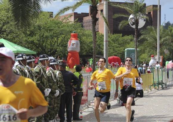 Esteban Jaramillo y Sebastián Salazar - Más de 10 mil competidores se dieron cita en esta histórica cita deportiva que se corría en las modalidades de 5, 10, 21 y 42 kilómetros.
