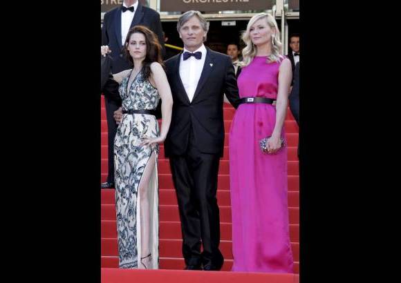 FOTO REUTERS - Stewart llevaba un vestido estampado en blanco y negro de gran escote y la melena suelta, mientras que su compañera de filme Kirsten Dunst lucía un sencillo vestido fucsia con cinturón negro.