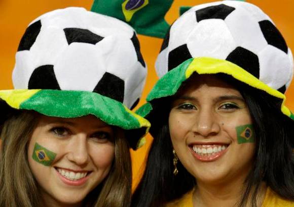 Reuters - Mucho colorido en el Soccer City.
