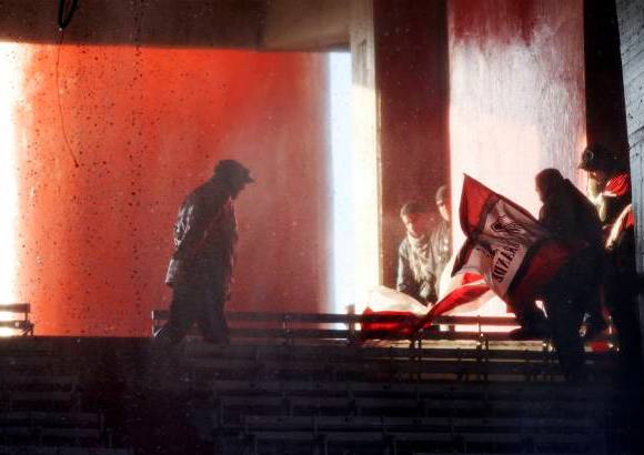 Reuters - Con agua las autoridades intentaron calmar a los revoltosos.