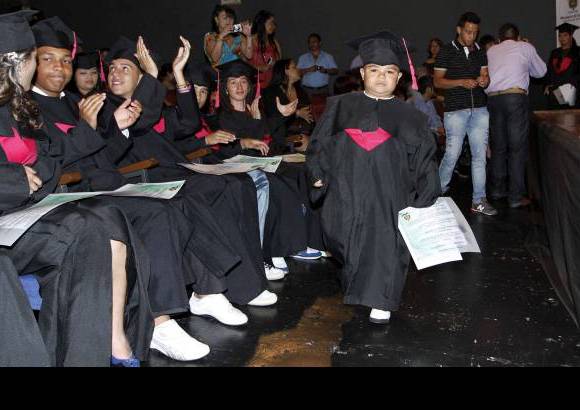 Foto Manuela Palacio Hernández - Los compañeros de Brayan, todos de estaturas superiores a 1,60, lo acogieron siempre como a un gran compañero. En los grados lo arroparon.