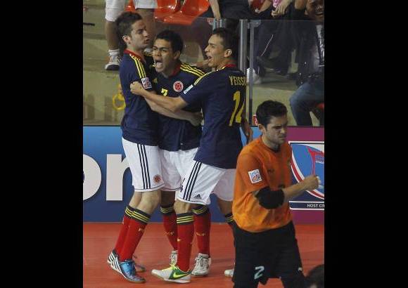 Foto Reuters - Jhonatan Toro (mitad), hizo el gol de los colombianos.