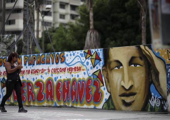 ap - Los seguidores del presidente de Venezuela, Hugo Chávez, esperan que el Jefe de Estado se recupere del cáncer que padece y por el cual se encuentra en La Habana, Cuba. Caracas está inundada de mensajes de apoyo al líder del país bolivariano.