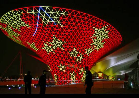 AP - La Exposición Universal de Shanghái tuvo una área de 5,28 kilómetros cuadrados, 239 países y organismos participantes y 73.084.400 visitantes.