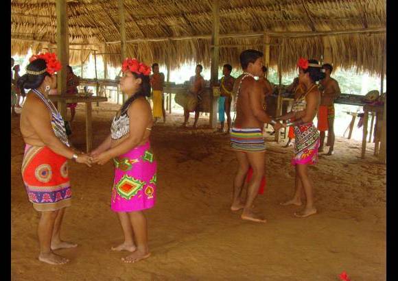 Nelson Matta - Una &#39;rumba&#39; de los Parar&#225; Puru, donde los participantes bailan sin mirarse el rostro.