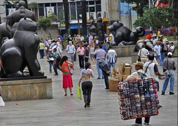 FOTO EL COLOMBIANO - El Parque de las Esculturas se convirti&#243; en referente cultural y tur&#237;stico de Medell&#237;n, y en ejemplo de recuperaci&#243;n social. Las esculturas est&#225;n en a la vista y alcance de todos los visitantes, que suelen tomarse fotos al lado de los &quot;gordos&quot; de Botero.