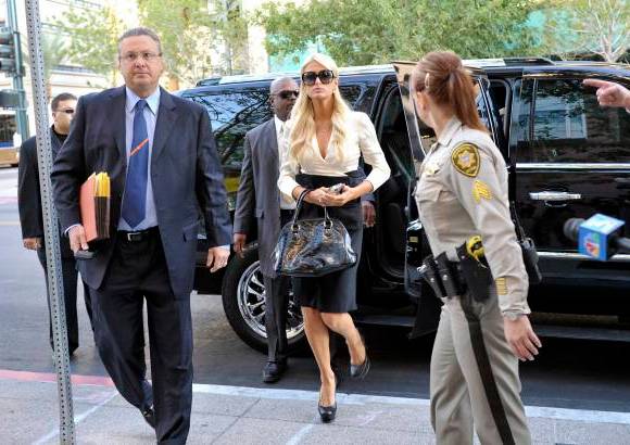 AP - Paris Hilton llega con su abogado, David Z. Chesnoff, izquierda, al Centro de Justicia del Condado de Clark ,en Las Vegas, Nevada.