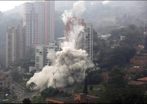 Manuel Saldarriaga - La nube de polvo que dej&#243; la implosi&#243;n se confundi&#243; con la neblina que cubr&#237;a el sector a esa hora de la ma&#241;ana.
