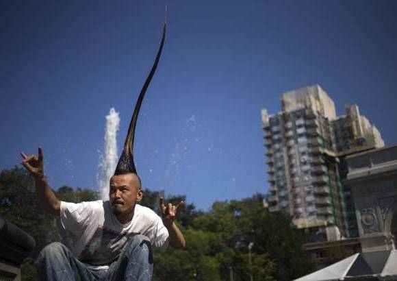 Reuters - Watanabe a&#241;adi&#243; que a los estilistas les lleva alrededor de dos horas la labor de levantarle los largos mechones para que conserven la vertical.