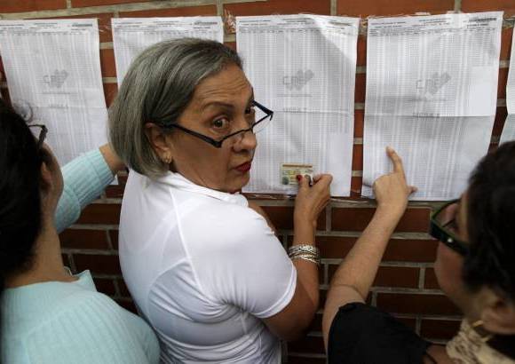 AP - Autoridades del CNE han estimado que por ello la clausura definitiva de los colegios se puede extender hasta las ocho de la noche.