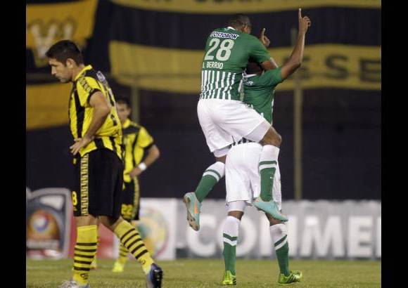 Reuters - En el mediocampo, los cambios de ritmo de los volantes, con sus salidas rápidas por las bandas, mantuvieron entretenida a la zaga del Guaraní.