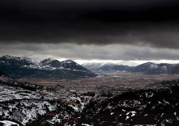Reuters - Una fuerte tormenta lleg&#243; a la cordillera Panachaiko que est&#225; cubierta de nieve.