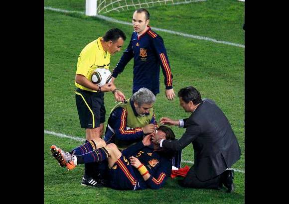 Reuters - Sergio Ramos es atendido despu&#233;s de recibir un fuerte golpe en el rostro.