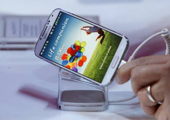 Reuters - Samsung apostó por más software en la cuarta generación de su popular Galaxy S, que permite desplazar una página con la mirada o pasar de canción simplemente pasando la mano sobre el teléfono, unas funciones con las que busca plantarle cara a su gran rival, Apple.