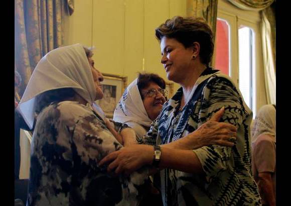 Reuters - La mandataria brasile&#241;a se reuni&#243; tambi&#233;n en la Casa de Gobierno con una representaci&#243;n de las Madres y Abuelas de Plaza de Mayo.