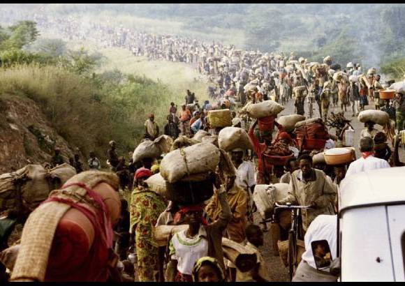 Reuters - El 30 de mayo de 1994, cientos de refugiados ruandeses cruzaban la frontera Rumbo a Tanzania. Más de un millón y medio de ruandeses, sobre todo hutus, huyeron a Zaire (actual República Democrática del Congo), Tanzania y Burundi ante el avance de las fuerzas del FPR, que acabó ocupando Kigali y casi todo el país.