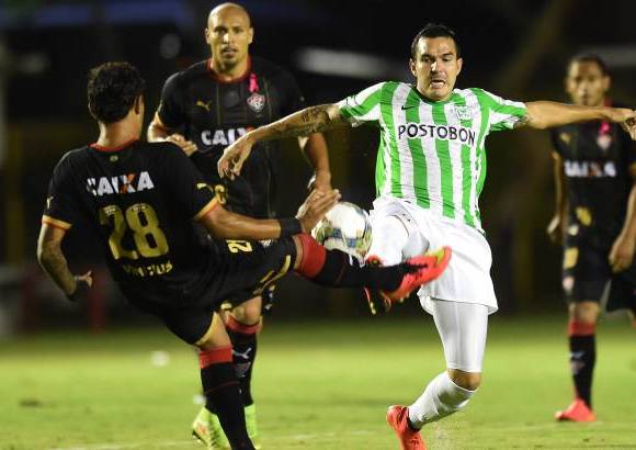 FOTO AFP - Ante el buen desempe&#241;o de Armani, Vit&#243;ria decidi&#243; cambiar de estrategia y concentr&#243; sus ataques por la izquierda, especialmente con jugadas de Vinicius, Richarlyson y Mansur.