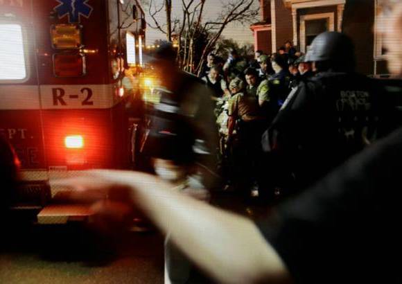 AP - En las fotografías facilitadas por Murphy también se puede ver a los paramédicos tratando a Tsarnaev de las heridas que sufrió tras su agónica persecución y tomas muy cercanas del despliegue y cerco del sospechoso.