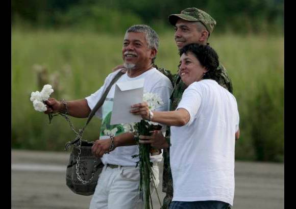 Reuters - Pablo Emilio protagoniz&#243; un emotivo encuentro con su familia, tras permanecer 12 a&#241;os secuestrado por las Farc.