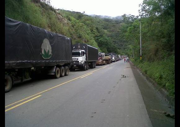 Juan Felipe Quintero - El problema en la v&#237;a comenz&#243; desde el s&#225;bado en la noche. Ya este domingo la congesti&#243;n era evidente.