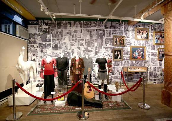 AFP - Tambi&#233;n ropa y art&#237;culos que se usaron en la famosa serie Friends.