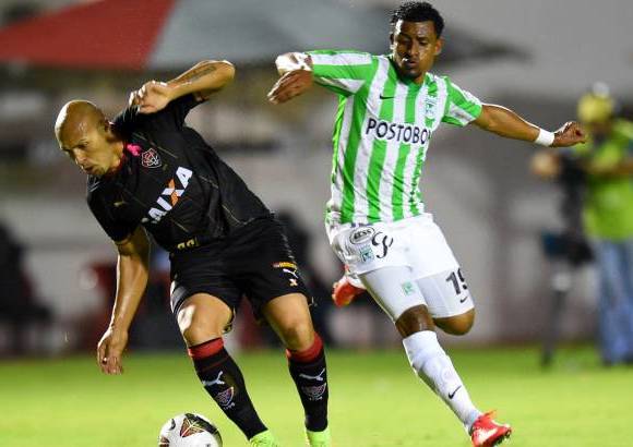 FOTO AFP - Tras los primeros 25 minutos de intenso movimiento, el partido perdi&#243; velocidad y los equipos, concentrados en defensa, generaron pocas oportunidades de gol.