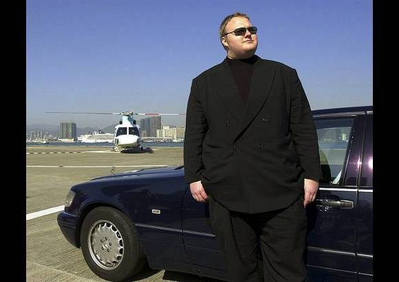 Reuters - El fundador de MegaUpload Kim Schmitz o Dotcom est&#225; acusado por Estados Unidos de dirigir el mayor portal de pirater&#237;a inform&#225;tica desde Nueva Zelanda donde est&#225; detenido, es descrito como un millonario extravagante.