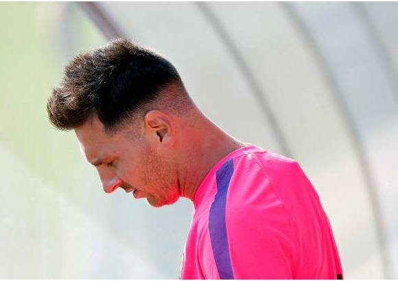 Reuters - El retorno de Lionel Messi a los entrenamientos del Barcelona, tras agotar sus vacaciones, despertó la curiosidad entre los seguidores del jugador en las redes sociales sobre todo por el nuevo look que luce el futbolista argentino.