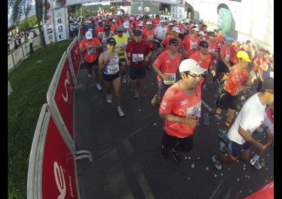 Esteban Jaramillo y Sebastián Salazar - Más de 10 mil competidores se dieron cita en esta histórica cita deportiva que se corría en las modalidades de 5, 10, 21 y 42 kilómetros.