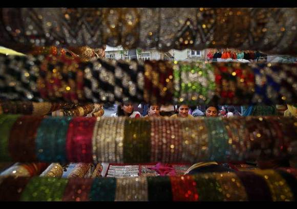 AP - Las muejeres en India salen de compras en el Festival Hindú de Karva Chauth en Nueva Delhi, India.