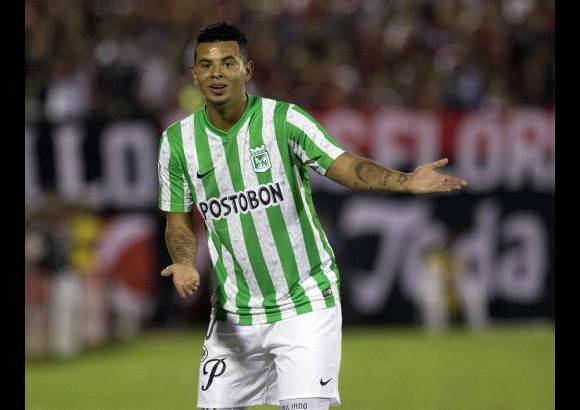 AP - Edwin Cardona, agredido por V&#237;ctor L&#243;pez, fue expulsado en el inicio del partido al igual que el jugador argentino.