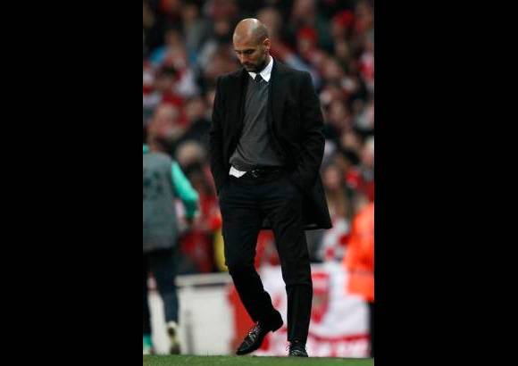 Reuters - El t&#233;cnico del equipo azulgrana, Pep Guardiola, se lamenta por la derrota de su equipo.