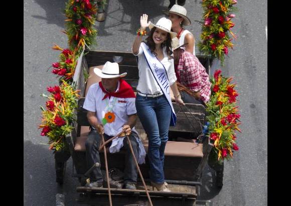 Esteban Vanegas - La señorita Antioquia, Carolina Crovo Sierra, tuvo un lugar especial en el desfile representanto la belleza de las mujeres paisas.